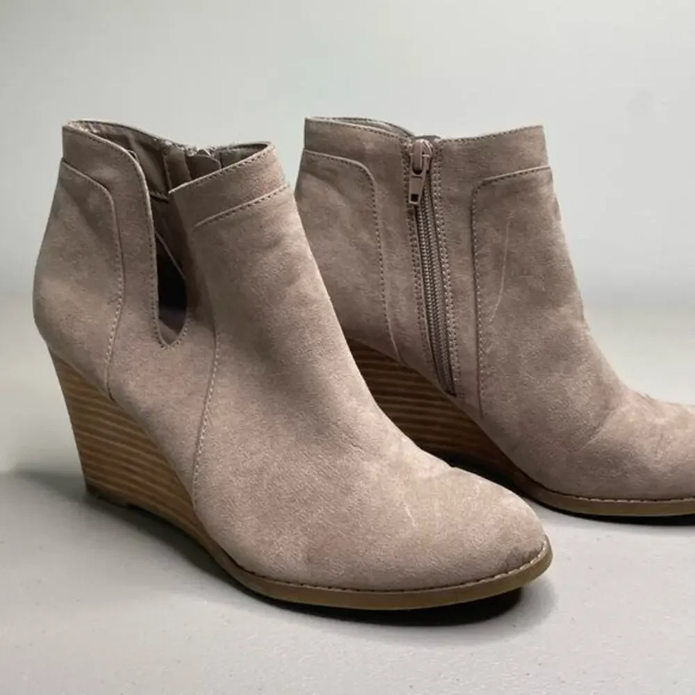 Steve‎ Madden Wedge Ankle Booties Suede Round Toe Side Zip Tan Size 7 Country